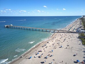 Beach nearby, sun loungers, beach towels