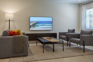 Smart TV - Modern & Spacious Luxury Apartment – Steps to the Beach (Deerfield Beach)