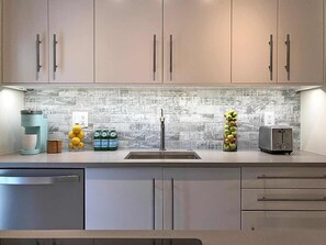 Fridge, microwave, oven, stovetop - Modern & Spacious Luxury Apartment – Steps to the Beach (Deerfield Beach)