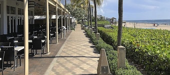 Modern & Spacious Luxury Apartment – Steps to the Beach