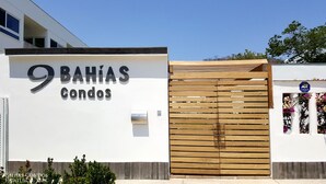 Un edificio con un letrero que dice 'Bahias Condos'.