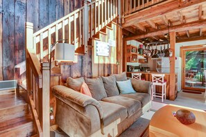 Een flatscreentelevisie, een open haard en een dvd-speler