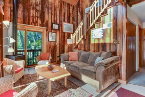 Flat-screen TV, fireplace, DVD player
