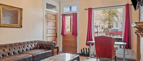 TV, caminetto, studio