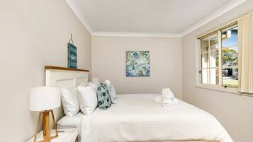 2 bedrooms, travel crib, WiFi (free), bed sheets