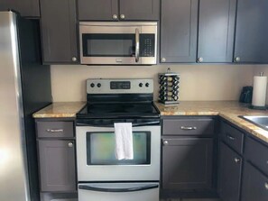 Een koelkast, een microgolfoven, een oven, een kookplaat