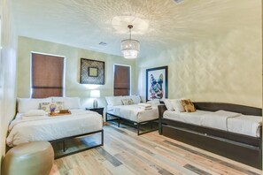 5 soveværelser, skrivebord, strygejern/strygebræt, weekendseng