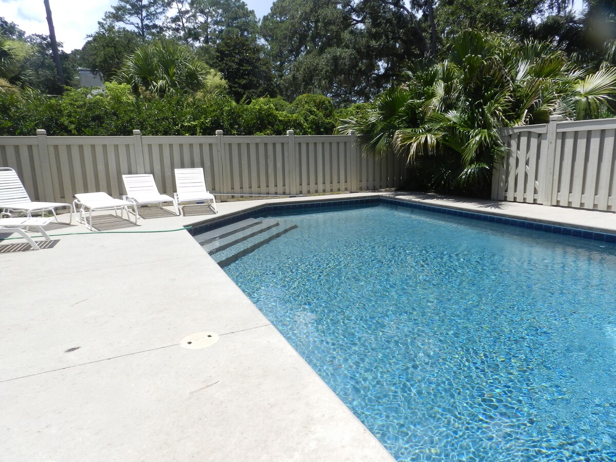 Overlooks Egret Island in Baynard Park. Pet friendly, pool and large lawn.