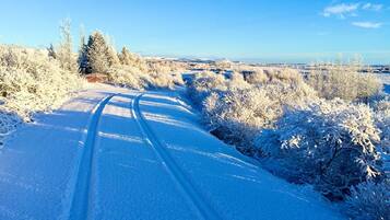 Una vía de tren cubierta de nieve bajo un cielo despejado.