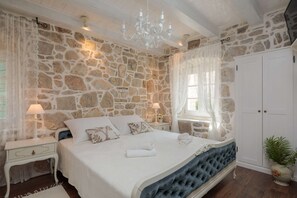 3 camere, una scrivania, ferro/asse da stiro, Wi-Fi gratuito