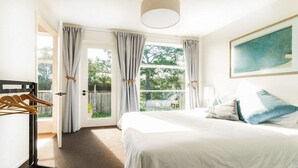 5 bedrooms, iron/ironing board, WiFi, bed sheets - Red Hill Ridge Luxury Dromana Retreat (DROMANA)