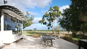 Outdoor dining - Red Hill Ridge Luxury Dromana Retreat (DROMANA)