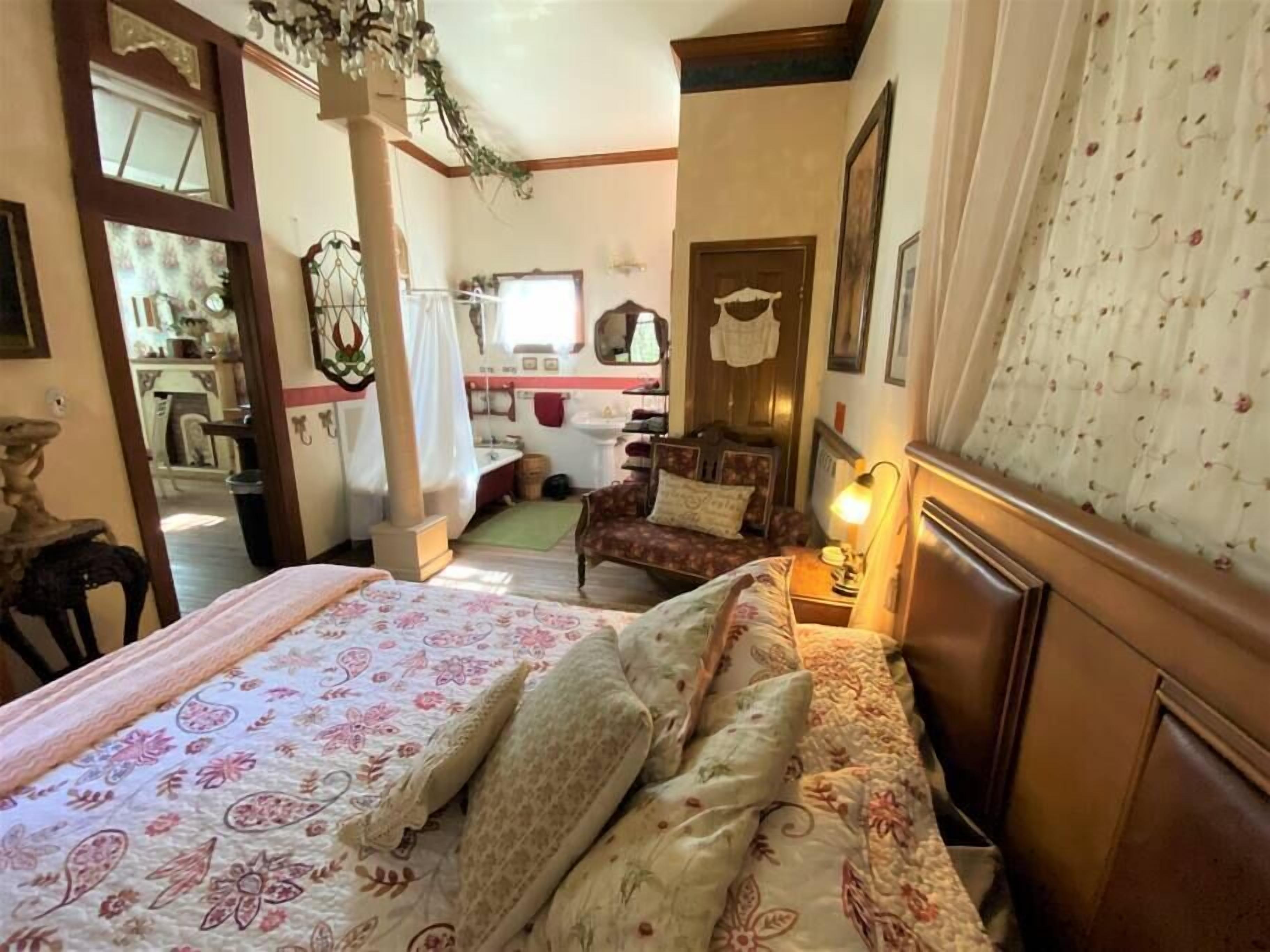 1 habitación, tabla de planchar con plancha y ropa de cama 