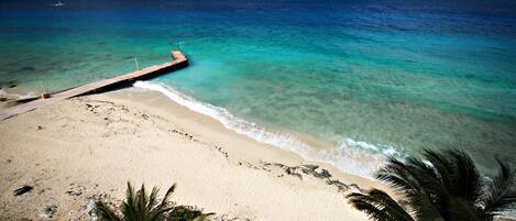Plage, chaises longues, serviettes de plage
