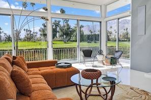 TV connectée, cheminée, lecteur de DVD, livres