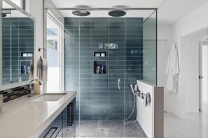 Dusche, Haartrockner, Bidet, Handtücher