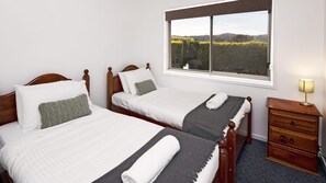 3 chambres, fer et planche à repasser, Wi-Fi, draps fournis