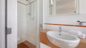 Ensemble douche/baignoire, sĂšche-cheveux