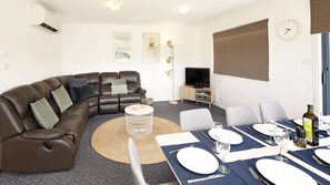 Smart TV, DVD player - Silvertrees 5 - Central 3BR Townhouse l Lake Views l Spa l BBQ l WiFi (Jindabyne)