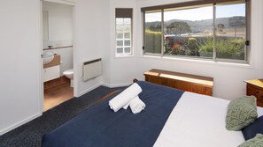 3 bedrooms, iron/ironing board, WiFi, bed sheets - Silvertrees 5 - Central 3BR Townhouse l Lake Views l Spa l BBQ l WiFi (Jindabyne)