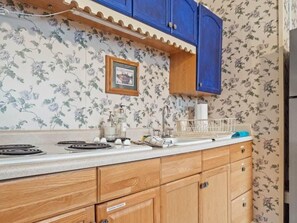 Refrigerador, microondas, parrilla de estufa y cafetera y tetera 