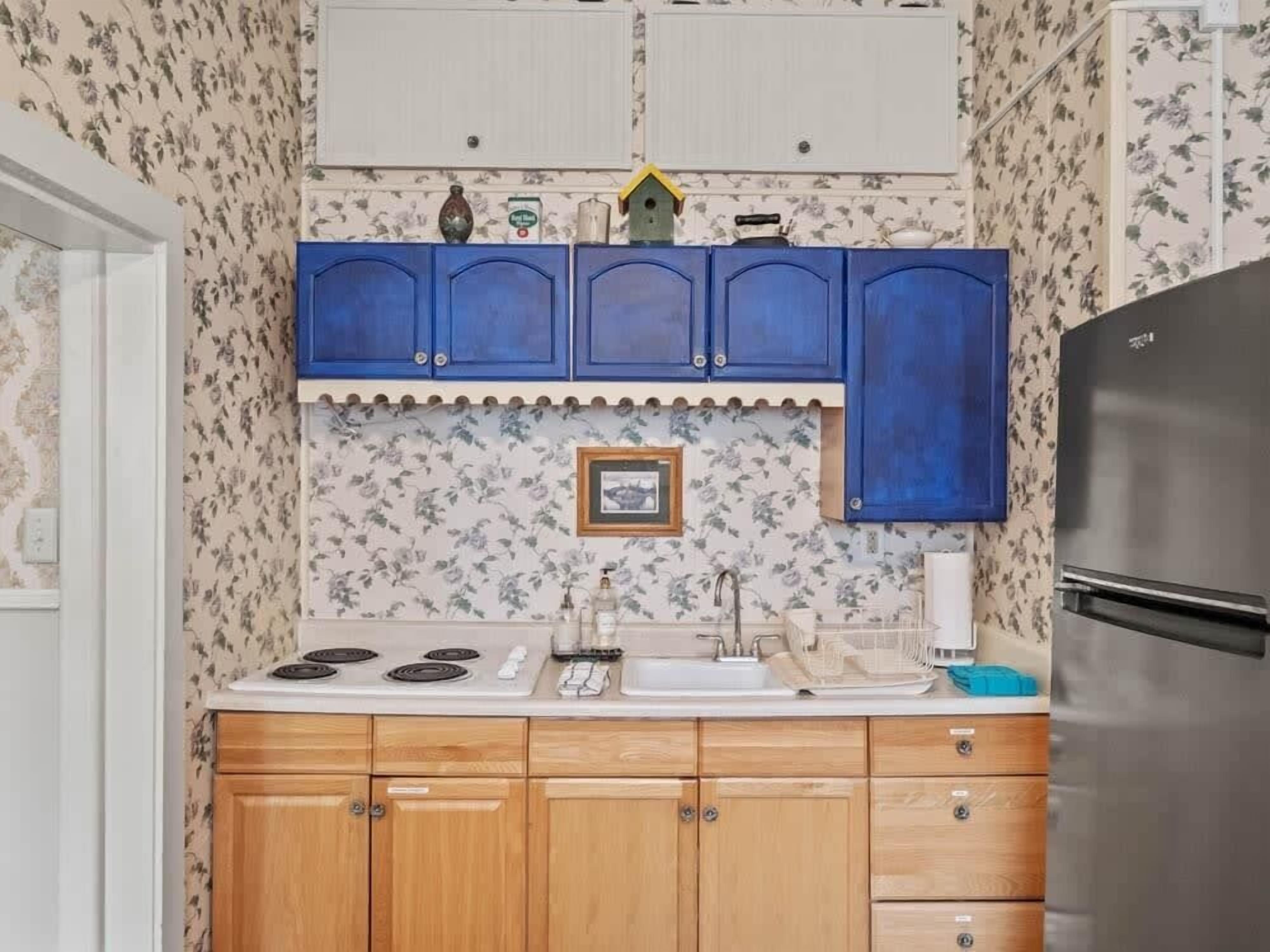 Geladeira, micro-ondas, cooktop, cafeteira/chaleira