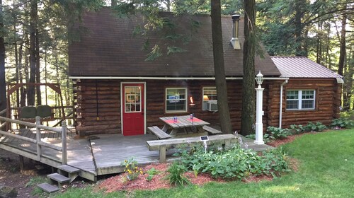 Charming Log Cabin w/ Jacuzzi Tub- 35 minutes from Cooperstown and Dreams Park