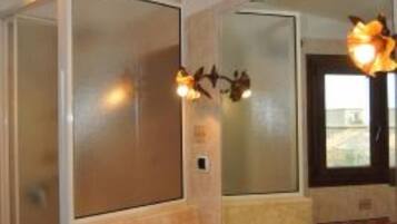 Dusche, umweltfreundliche Kosmetikartikel, Haartrockner, BademÀntel