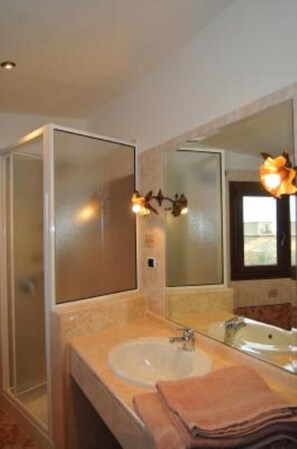 Douche, articles de toilette écologiques, sèche-cheveux, peignoirs