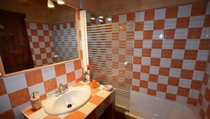 أحواض استحمام، مجففات شعر، مراحيض شطف، مناشف