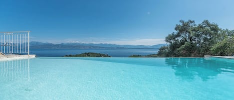 Piscina all'aperto, lettini