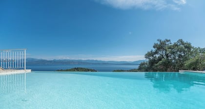 Villa Malva, une jolie villa de 3 chambres, Surplombant Kassiopi Harbour