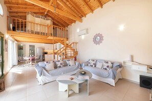 Smart-TV, Kamin, Stereoanlage