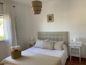 4 chambres, fer et planche à repasser, lit parapluie, Wi-Fi gratuit