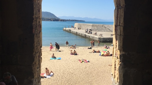 På stranden og solsenger