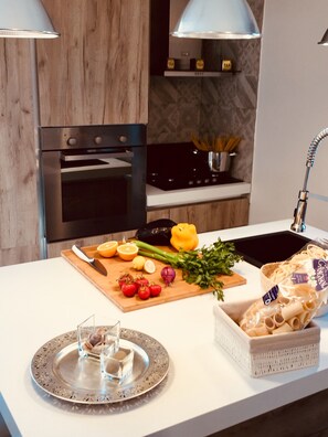 Frigorifero, microonde, forno, piano cottura