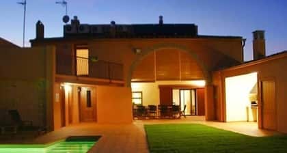 Casa rural para 14 personas con wifi gratis, BBQ a 18km de Figueras