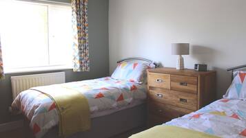 2 dormitorios, tabla de planchar con plancha, cuna de viaje