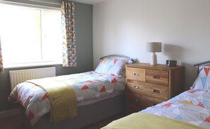 2 dormitorios, tabla de planchar con plancha, cuna de viaje