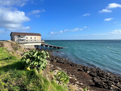 Close to beach and coastal path with sea and mountain views. Pet friendly!