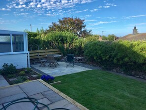 Outdoor dining - Close to beach and coastal path with sea and mountain views. Pet friendly! (Moelfre)