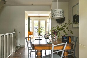 Dining - Historic Townhouse in Clifden with courtyard+ balcony overlooking
Clifden Bay (Clifden)