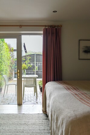 3 bedrooms, desk, iron/ironing board, free WiFi - Historic Townhouse in Clifden with courtyard+ balcony overlooking
Clifden Bay (Clifden)