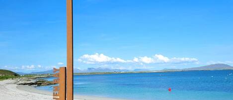 Playa en los alrededores y camastros
