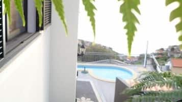 Una piscina al aire libre, una piscina climatizada