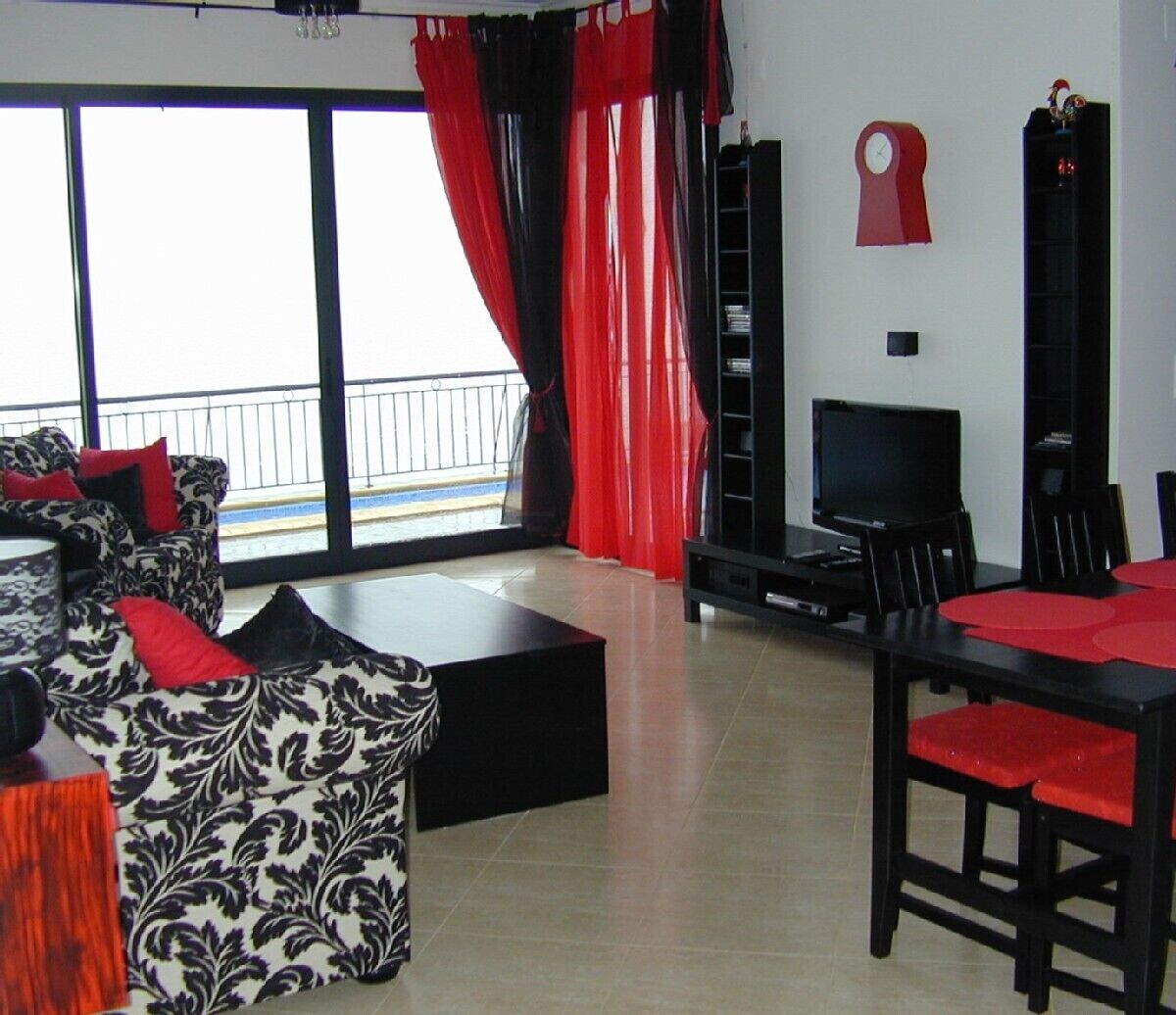 TV a schermo piatto, lettore DVD, libri, biblioteca musicale