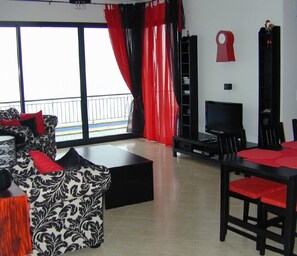 Flat-screen TV, DVD player, books, music library - Luxury Villa With Private Heated Pool, Games Room, 160 degrees sea view, WiFi (Ribeira Brava)