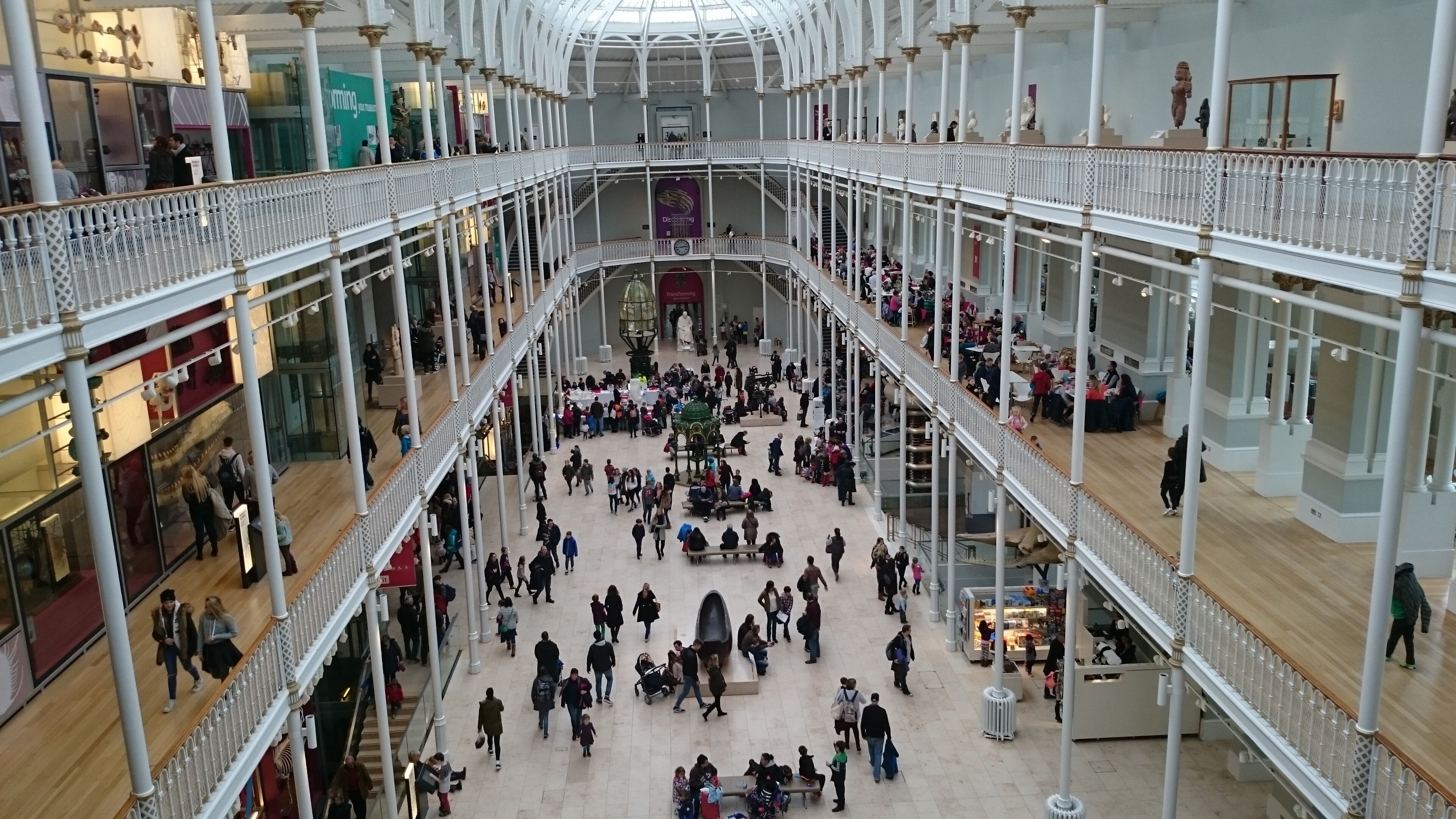 Un atrium à plusieurs niveaux, doté d’un espace central ouvert, entouré de boutiques et de coins salon.