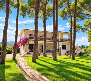 Exterior -  Beachfront Villa with spacious garden and direct beach access  (San Sostene Marina)