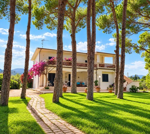  Beachfront Villa with spacious garden and direct beach access 